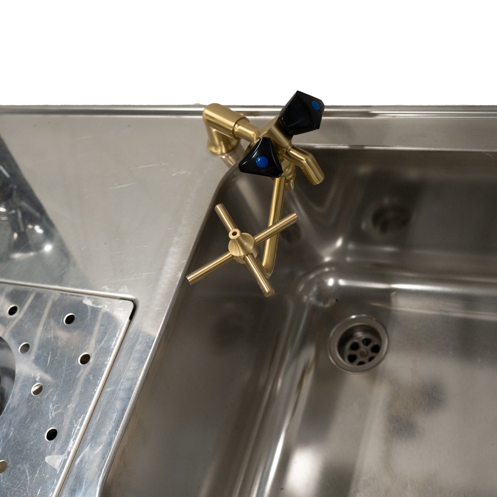 Glazennaspoeler met spoelkruisje messing